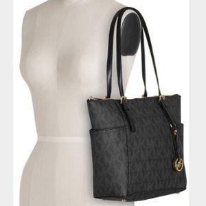 ISO!! Must be a zip top!