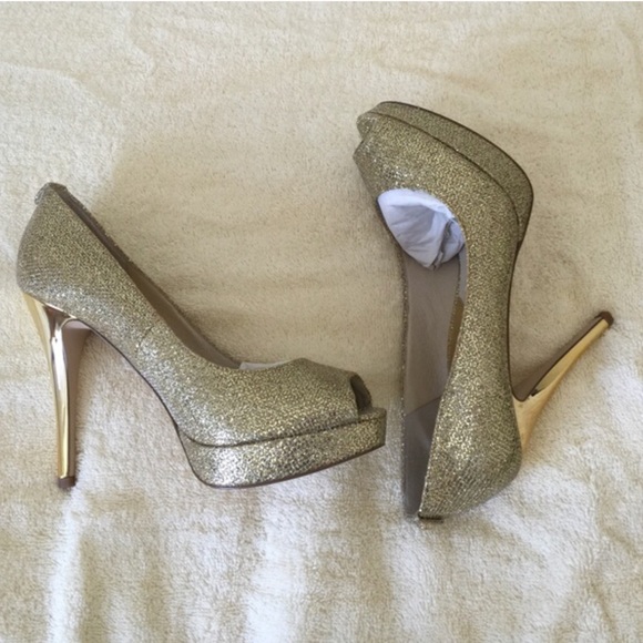 MK Gold peep-toe Pumps