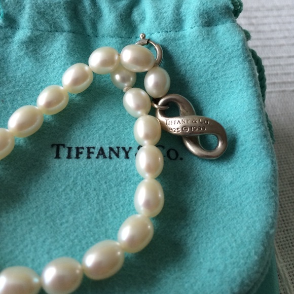 Tiffanny&co pearl bracelet size 7" - Picture 2 of 3