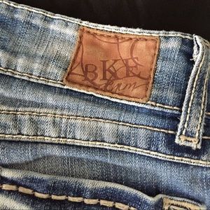 Light wash buckle jeans