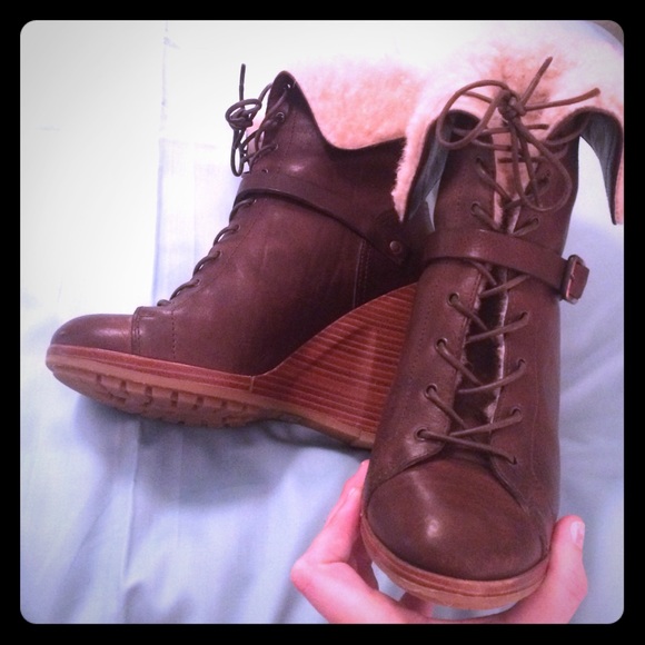 UGG ankle boots, so stylish and unique! 💜💛