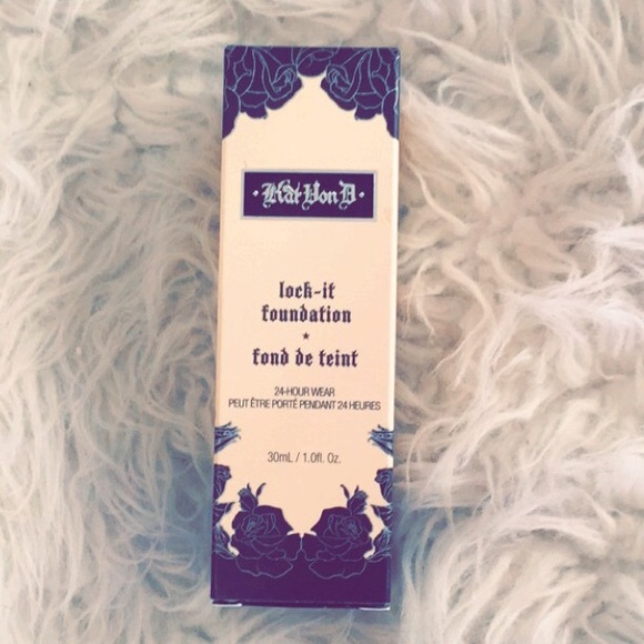 Kat Von D foundation/ Light 44