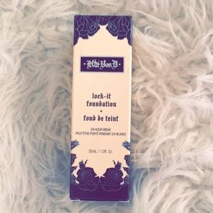 Kat Von D foundation/ Light 44