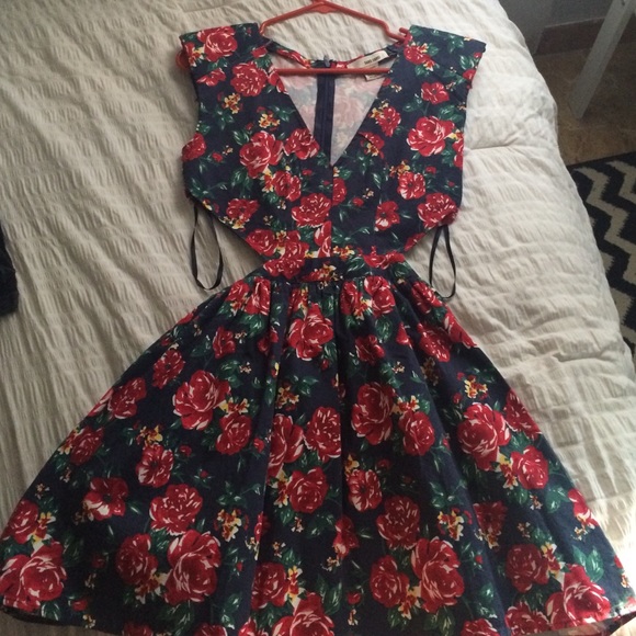 Sans Souci Dresses & Skirts - Floral cutout dress