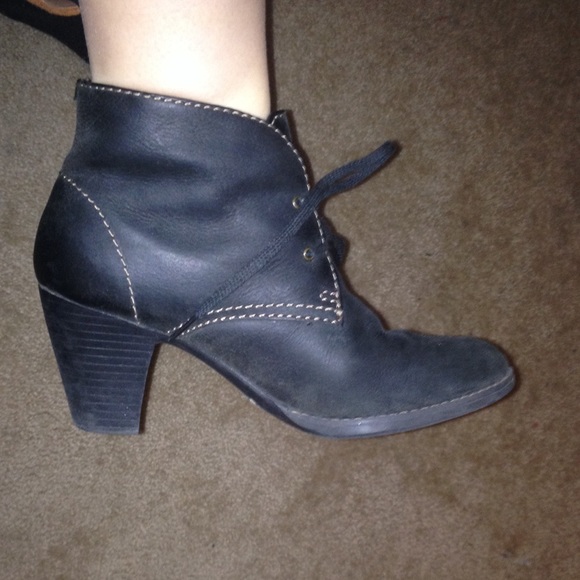 CLARKS ANKLE BOOTIES - Picture 2 of 3