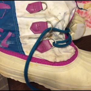 Lots of wear, vintage Sorel boots. 8