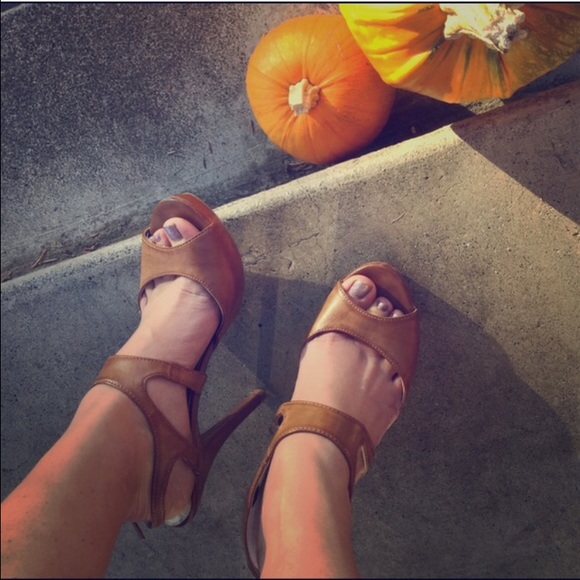 Vera Wang Shoes - Simply Vera Wang open toe sling back heels tan.