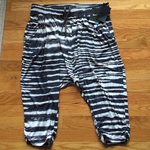 🎉JUST TODAY🎉PRICE REDUCED Nike Training Capri 💕