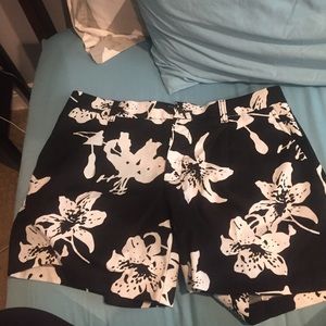 BLACK AND WHITE FLORAL SHORTS