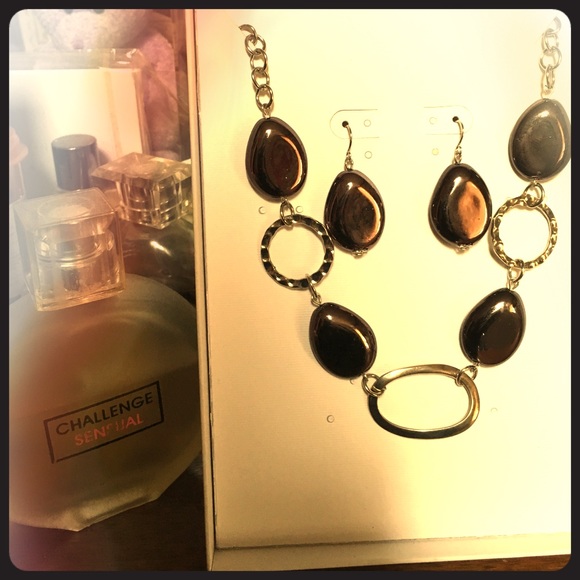 💥SALE💥Beautiful Matching Necklace & Earring Set