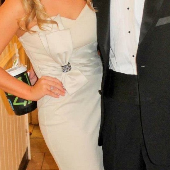 ⭐️SALE Strapless Cream Cocktail Dress w Bow Detail - Picture 3 of 4