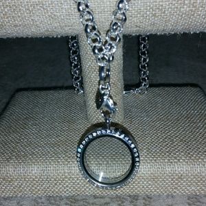Living locket with chain