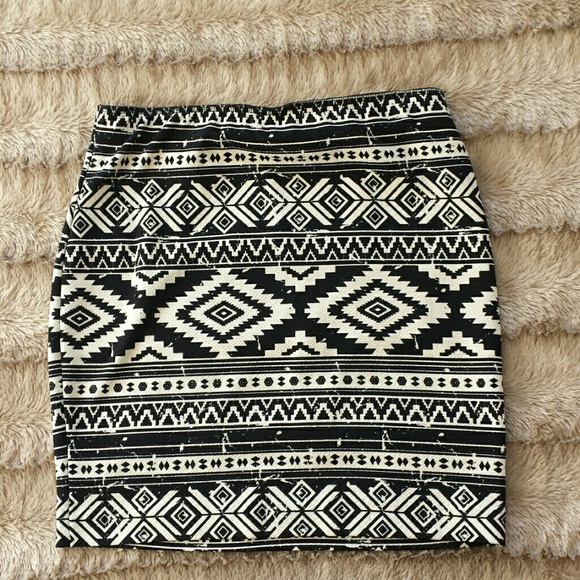 Mini Aztec skirt - Picture 2 of 2