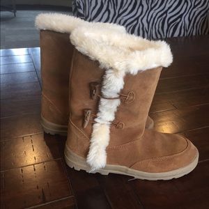 Price Reduced! Women's White Mt. Furr boots