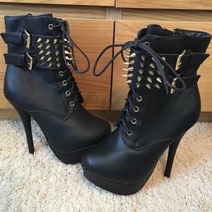Spiked heeled boots