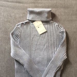 NWT stretch turtleneck L