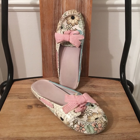 Adorable Kenzie slip on mocs! Size 8.5