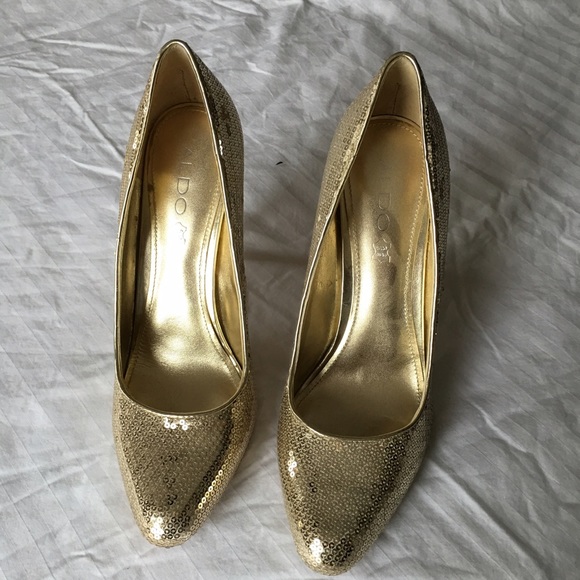 Also gold sequin pumps