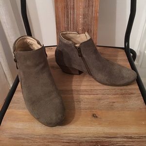 Apri (Italian Shoemakers) taupe suede ankle boots!