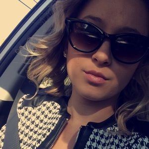 Meet your Posher, Isabel