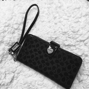 ✅SOLD on Merc✳️Coach Signature patent wristlet