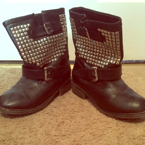 Stylish studded booties! Size 6/7 DONATING SOON
