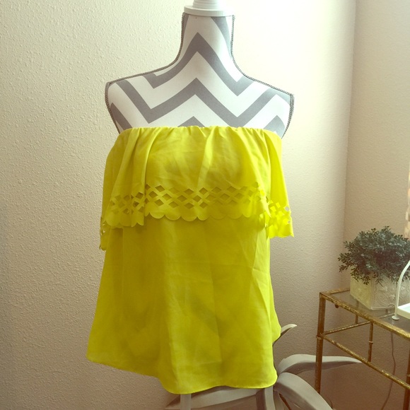 🌼Sleeveless, scalloped detail top🌼