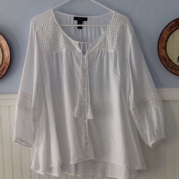 WHITE FLOWING HI-LOW TOP