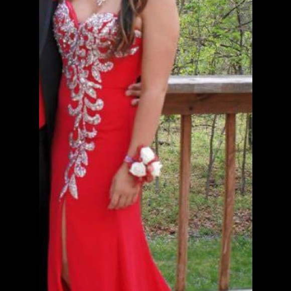 Red prom dress size 7. Can be altered. Has a train - Picture 2 of 2