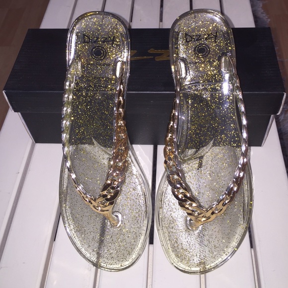🚨Last pair🚨NWT Gold and Clear Flip Flop Sandals - Picture 3 of 4