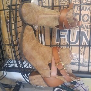 Mossimo supply company boots size 9