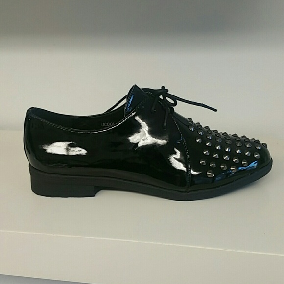 Women's black dress shoe