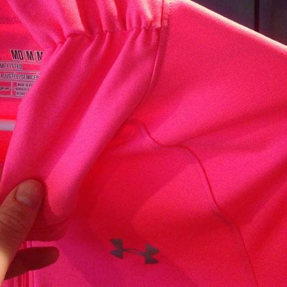 SOLD-Under Armour Semi-Fitted Bright Pink top - Picture 3 of 4
