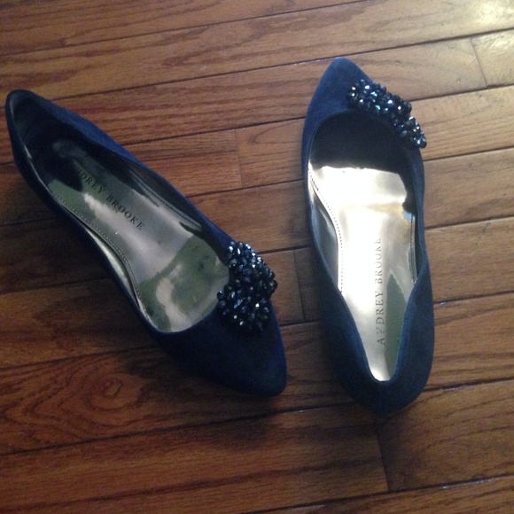 Size 9.5 Audrey Brooke suede flat w jeweled bow