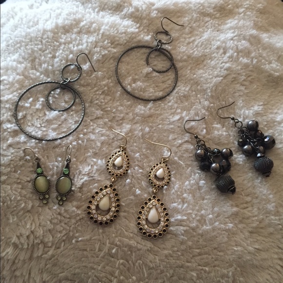 4 pairs of earrings