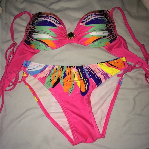 Bikini - Picture 2 of 2