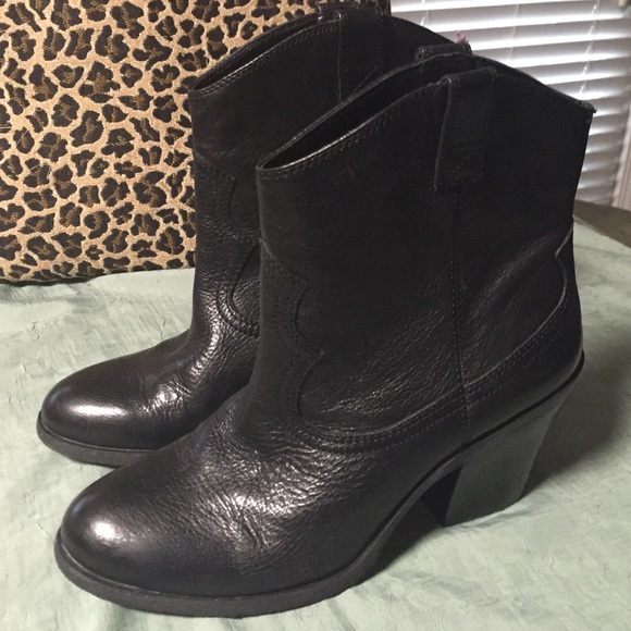 Antonio Melani leather boot. Size 8.5 M