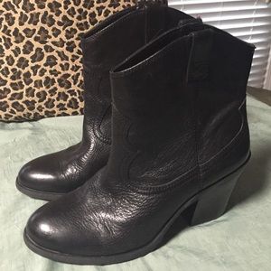 Antonio Melani leather boot. Size 8.5 M