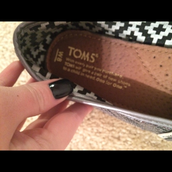 Toms - Picture 3 of 3