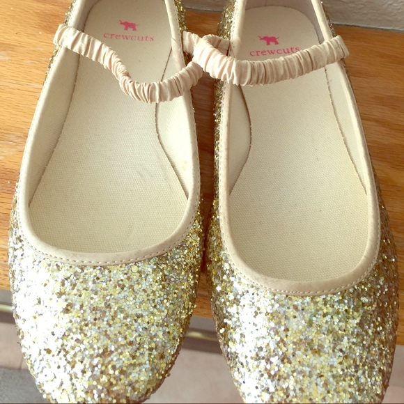Shine away with these gold sparkle flats! ✨