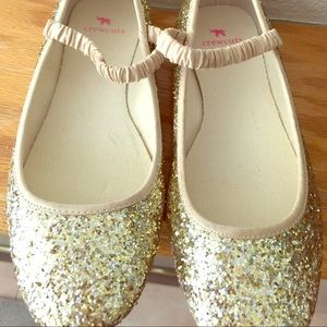 Shine away with these gold sparkle flats! ✨