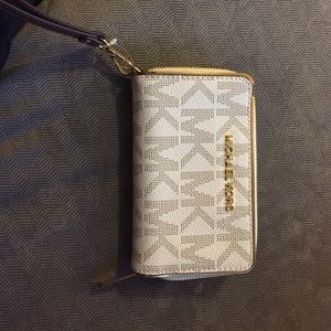 Brand new Authentic Michael kors wallet vanilla
