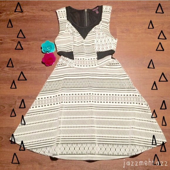 Material Girl Dresses & Skirts - ❗️SALE❗️🎀Black and White Patterned Dress🎀