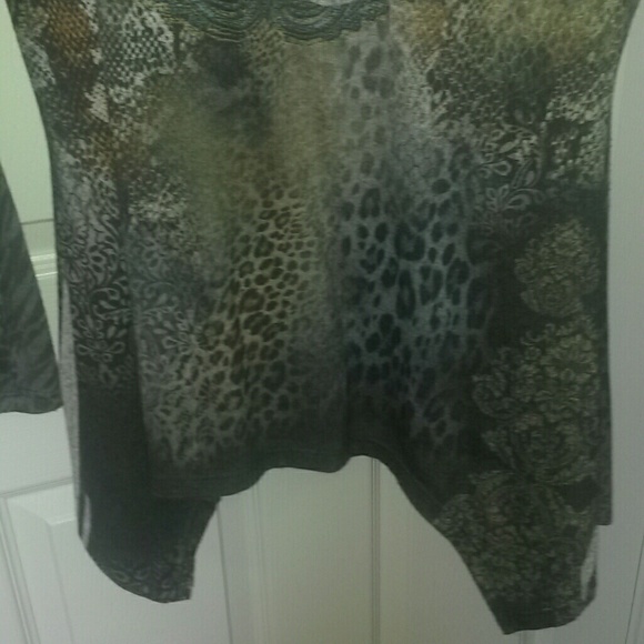 Patterned Top - Picture 4 of 4