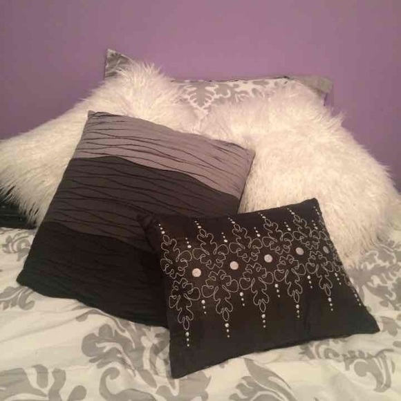 2 Decorative Pillows