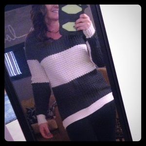 WHITE AND GRAY SWEATER! RUE 21! MEDIUM