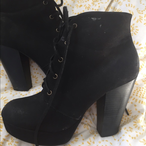 Cute booties/heals - Picture 2 of 2