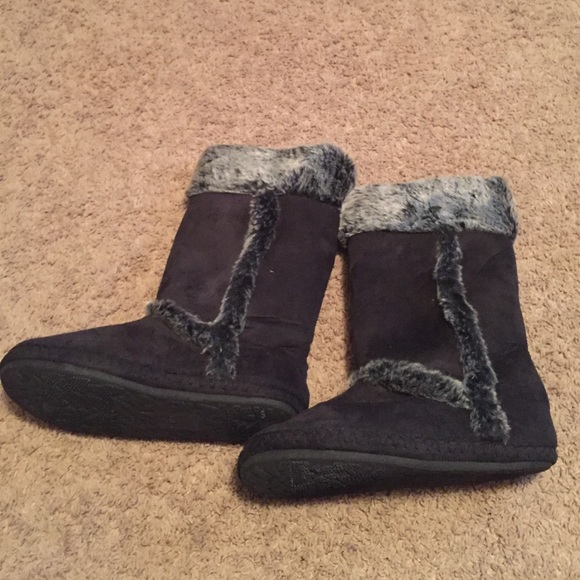 Size 9 faux fur trimmed black microsuede booties!