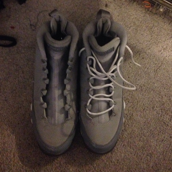 Jordan Retro 9 Cool Grey's ( missing shoelace )