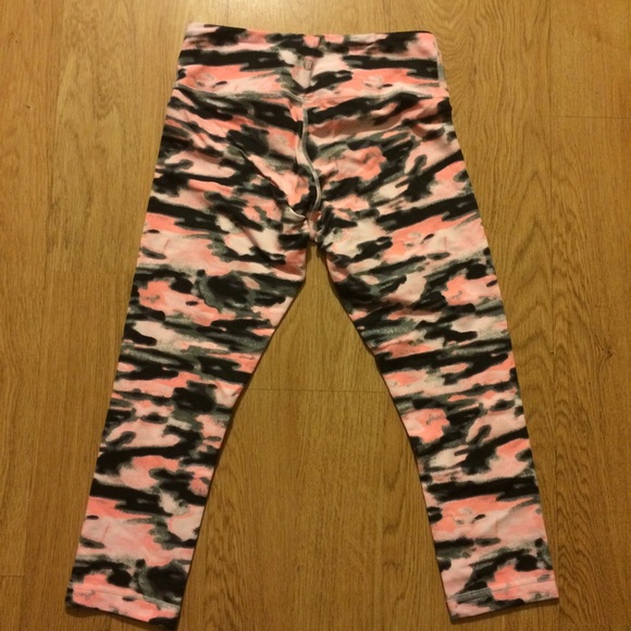 NWOT size 4 Pink Wamo Camo Wunder Under Crops